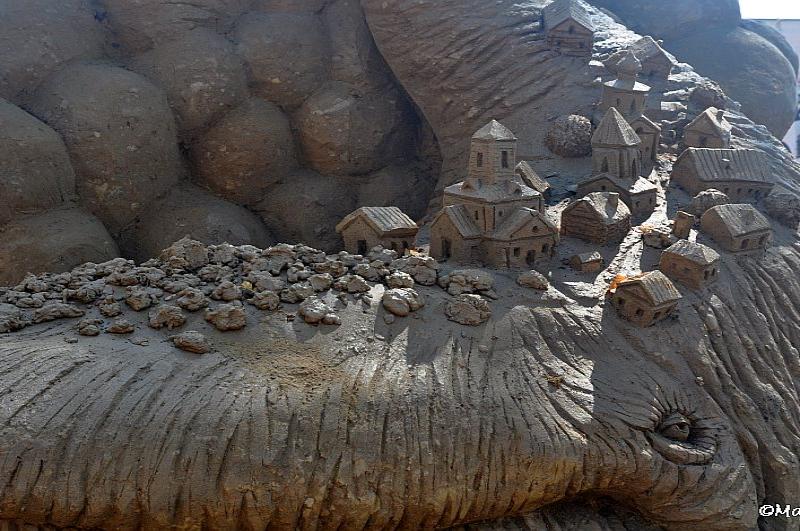 Sand Festival в России: деревушка на спине скульптуры слона